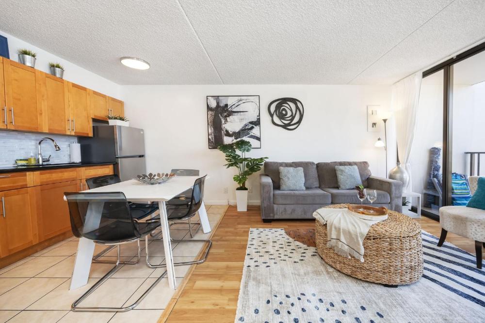 17FL Fully Renovated, 5 mins to Beach with Parking